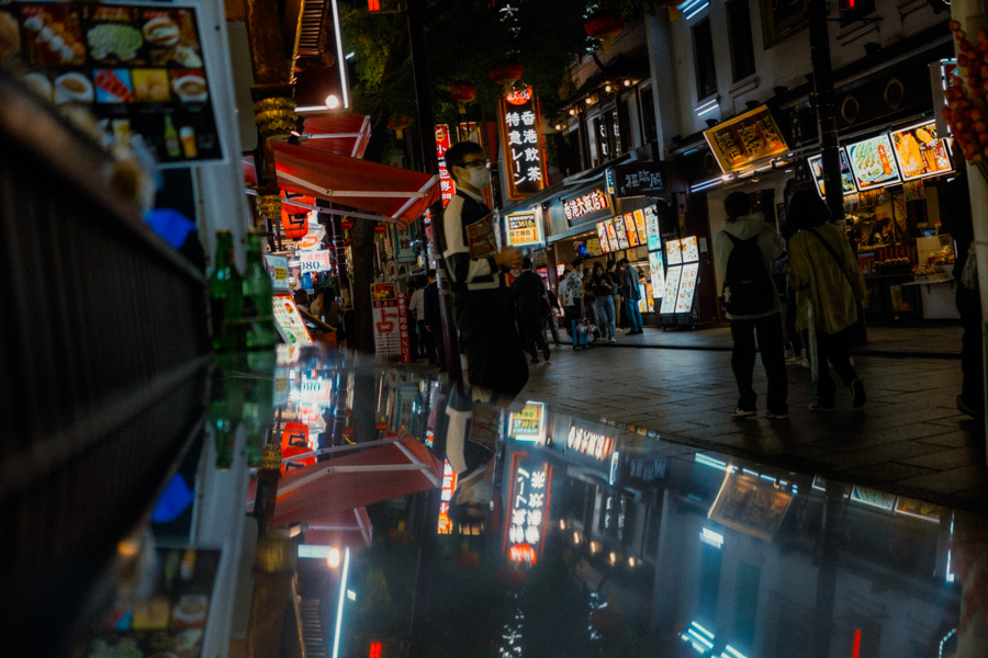 Porta luminosa, street photography a Yokohama